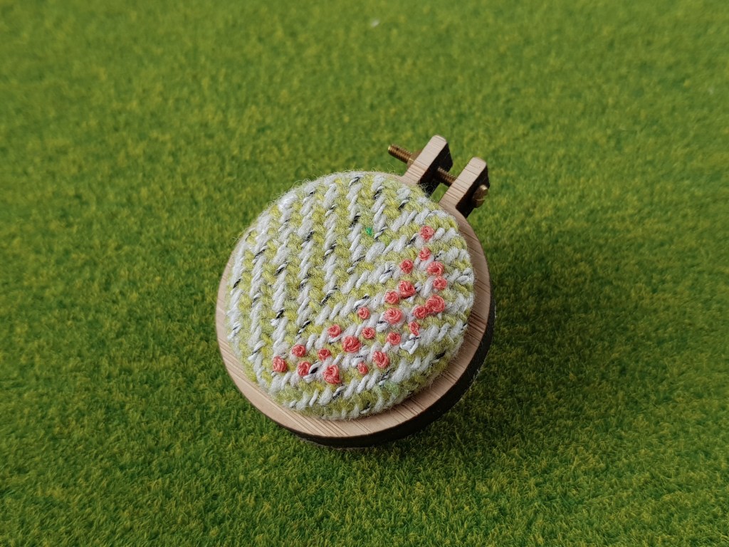 Mini embroidery hoop brooches